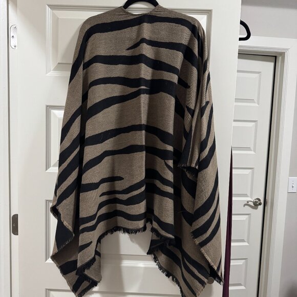 Banana Republic Shawl in Animal Print with fringe detail - Picture 5 of 5